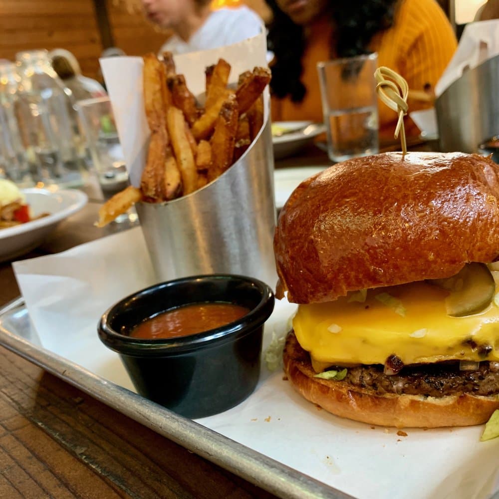 <b>Butcher Bar</b>
<br>2034 Chestnut St Philadelphia, PA 19103
<br>Teléfono: (215) 563-6328
<br>Sitio web: 
<a href="http://www.butcherbarphilly.com/">http://www.butcherbarphilly.com/</a> 
<br>
<a href="https://www.yelp.com/map/butcher-bar-philadelphia-2">Cómo llegar</a>
<br>
<br>Sus dueños aseguran que se especializan en carnes, albóndigas, salchichas y filetes.