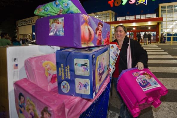 Como cada Viernes Negro las tiendas se llenaron de miles de personas con una sola intención: comprar a los mejores precios. Sin embargo, no todo fue color de rosa para los compradores ya que también hubo algunos accidentes violentos.