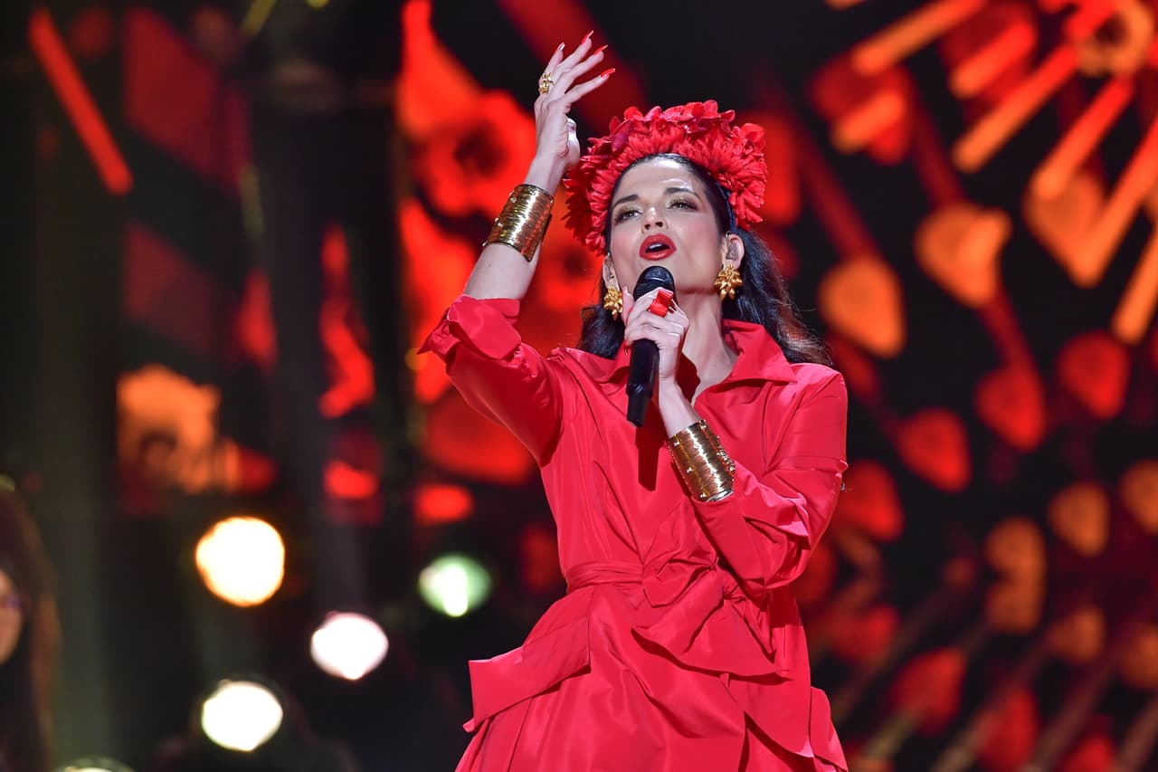 Conocida por siempre marcar tendencia, Natalia conquistó el escenario llevando un look monocromático en rojo, que incluyó una corona de claveles.
