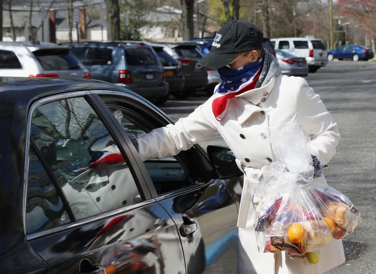 El plan de apoyo a la economía prevé 850 millones de dólares en comida para estos bancos, que esperan dar sus primeros frutos para junio, dijo a su vez Dan Flowers, director general de Akron-Canton Regional Foodbank. "Lo que me inquieta son las próximas seis a ocho semanas", señaló.