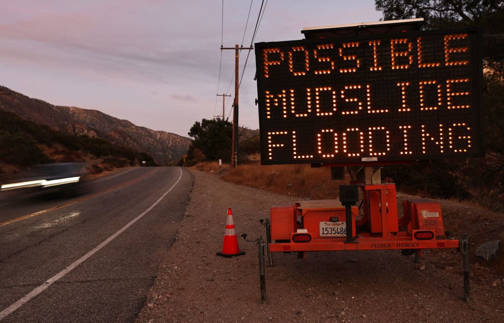 En ruta a Mount Baldy hay
<b>múltiples advertencias sobre los riesgos en la zona</b> y el cierre de senderos y otras vías. Ningún senderista puede decir que no sabía sobre los cierres, pues está informado de diversas formas.
