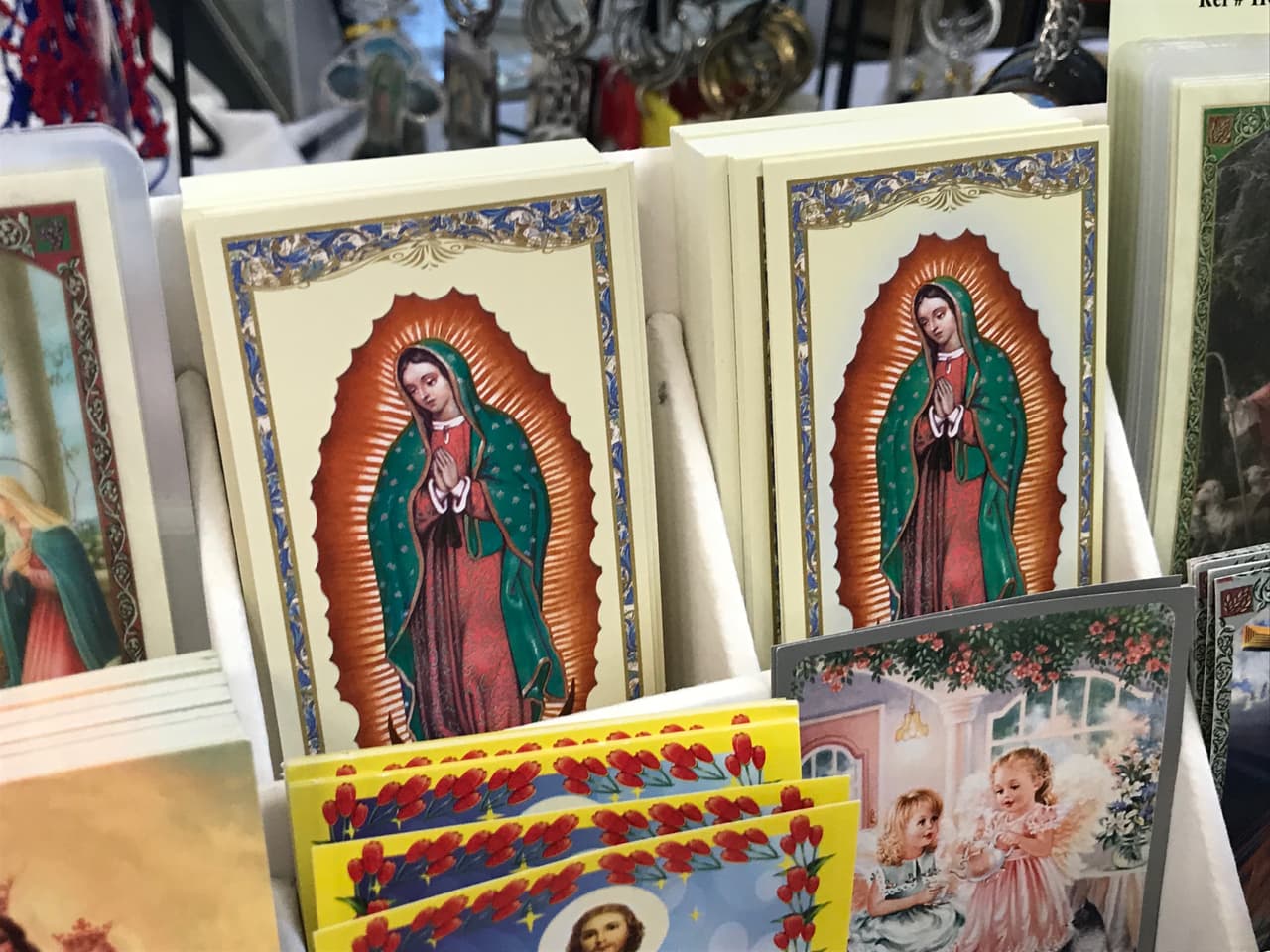 Cientos de feligreses se reunen en la Catedral de Dallas para celebrar a la Virgen de Guadalupe.