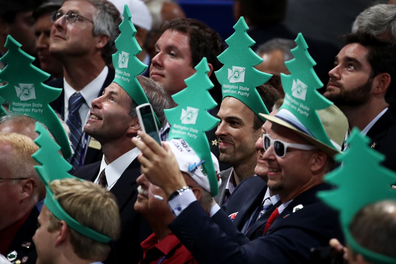 Delegados del estado de Washington toman parte en el proceso de votación.