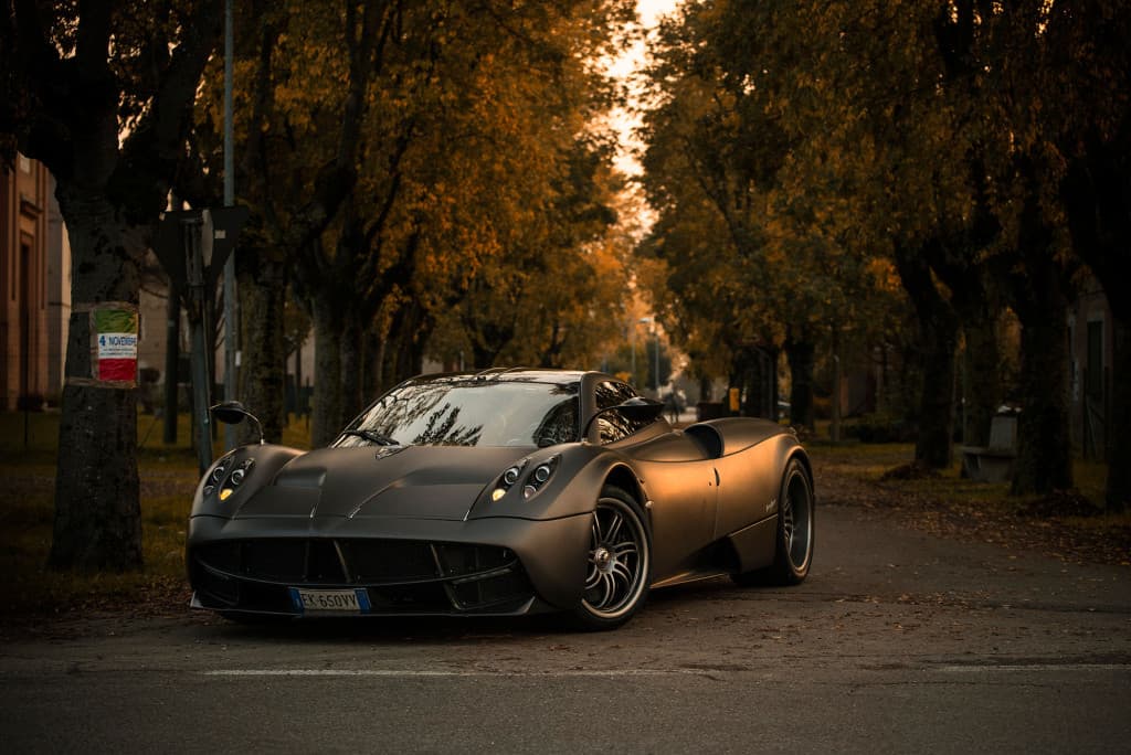 <b>Puesto 10: Pagani Huayra</b>. Este hiperauto italiano, fruto del genio del el argentino Horacio Pagani, fue presentado en 2012 hecho enteramente en fibra de carbono. ¿Su precio? Apenas 1,273,500 dólares.