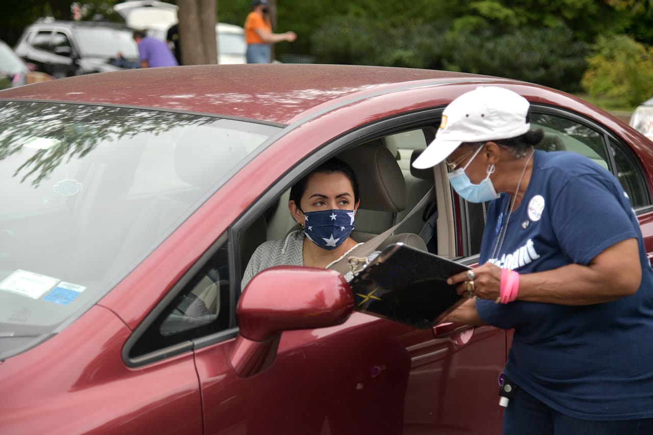Se aconseja a las familias que permanezcan en sus autos y que no entren en los edificios durante la entrega de las comidas. Las familias que lleguen caminando, en bicicleta o en transporte público todavía podrán obtener las comidas frente a los planteles.