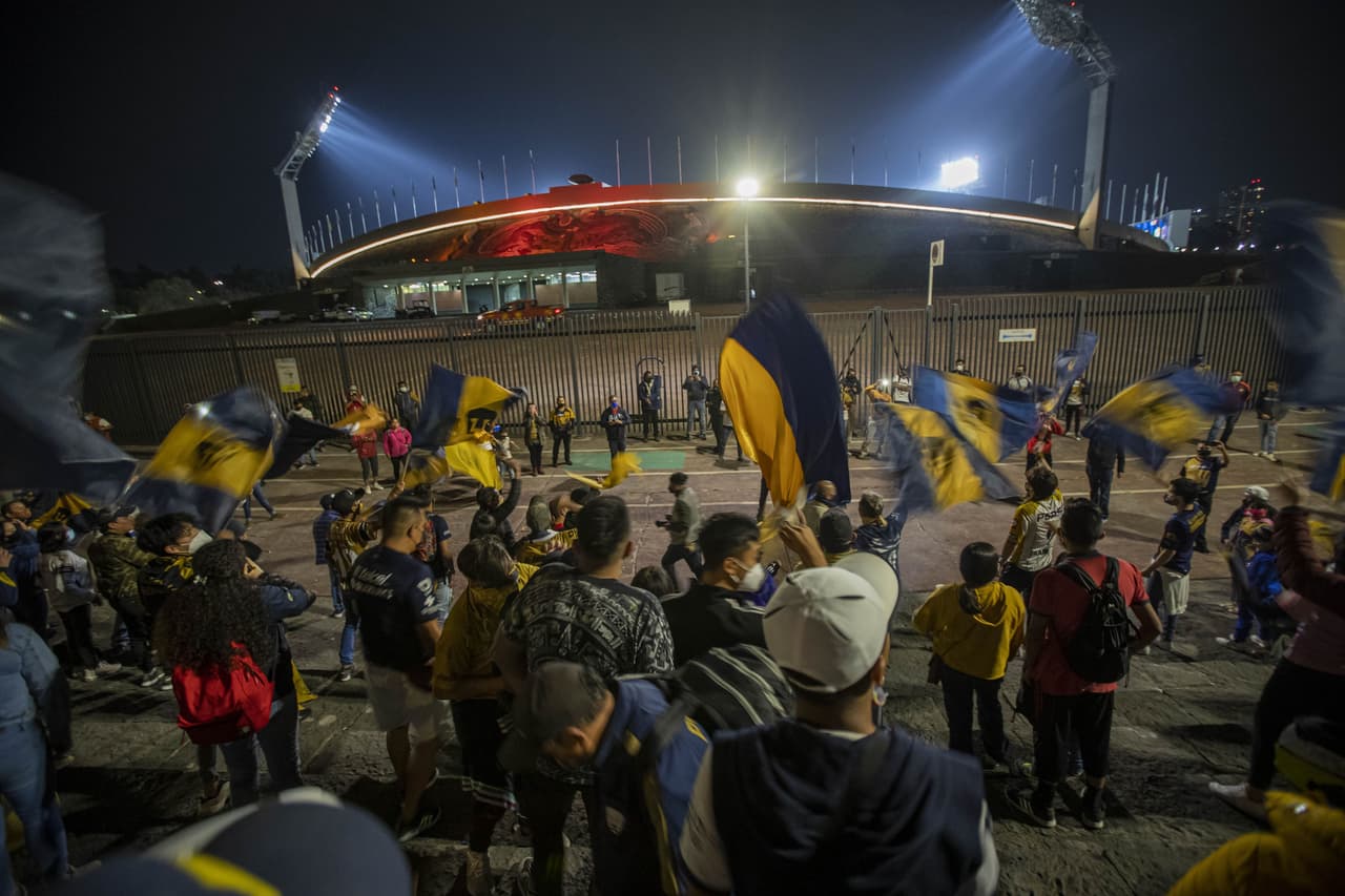 Autoridades de la Alcaldía Coyoacán resguardaron el perímetro del Estadio Olímpico Universitario horas antes del cotejo, pero nada detuvo a los hinchas auriazules para alentar a su escuadra en el primer episodio de la Gran Final del Guard1anes 2020.