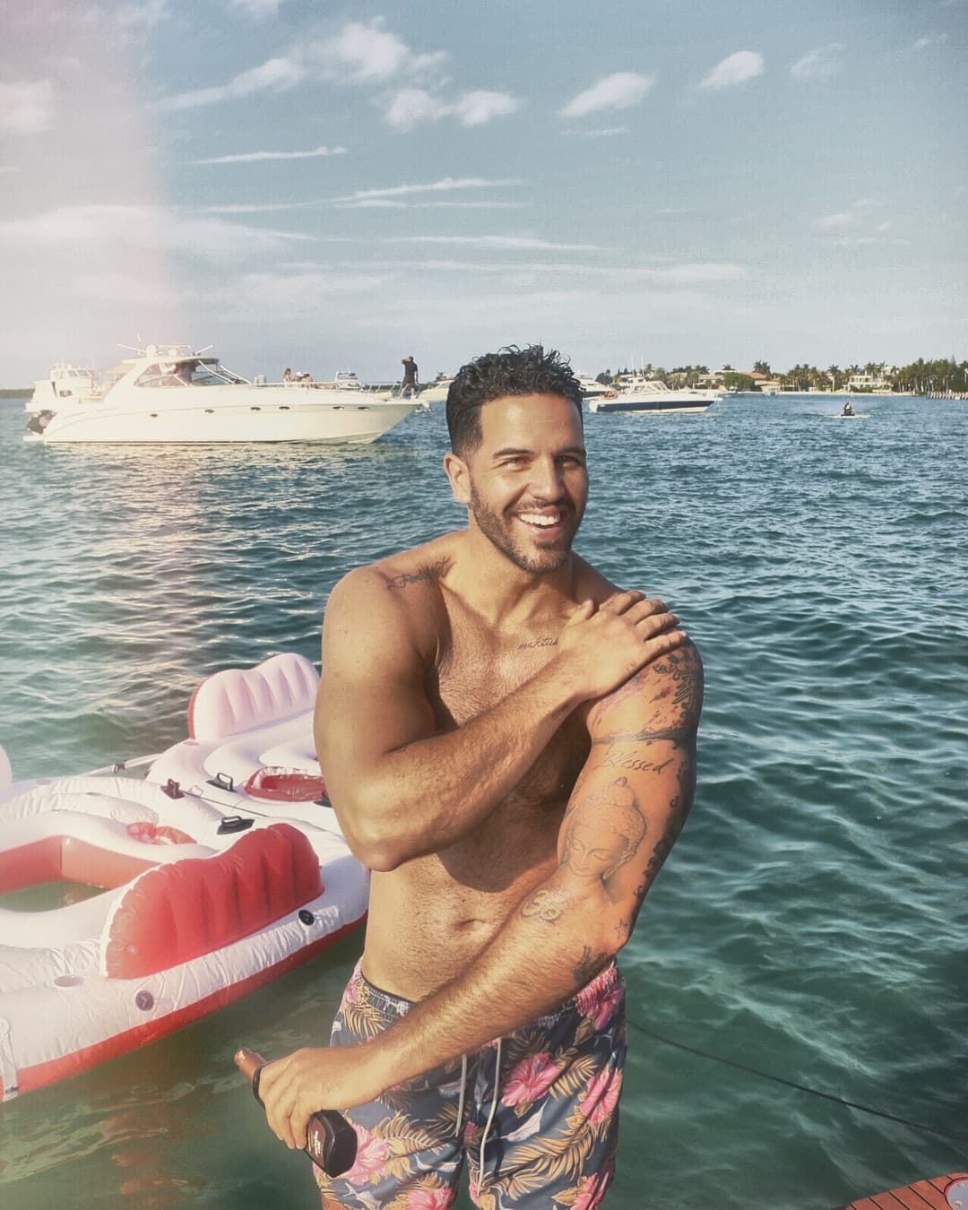 Al chef Yisus constantemente le piden en redes sociales que revele el secreto para tener un cuerpo torneado sin limitarse en antojos, él argumentó que se debe al ejercicio constante. El conductor de Delicioso ha compartido en Instagram videos donde aparece ejercitándose en el gimnasio, pero en los días soleados y de descanso prefiere nadar o caminar por las bonitas playas de Miami.