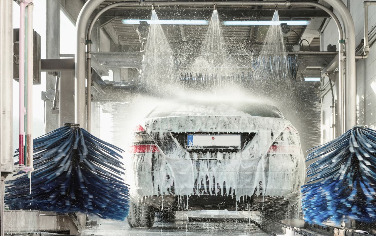 <b>Lavar el carro en el <i>car wash </i>automático.</b> Puede que sea el menos obvio, pero lo cierto es que puede llegar a causar más daños de lo que pudiéramos pensar, ya que los cepillos giratorios están repletos de suciedad y ésta puede rayar el carro. Por otro lado, el agua a presión alta, aunque pueden quitar la suciedad, también puede provocar rayones en la pintura del carro.
