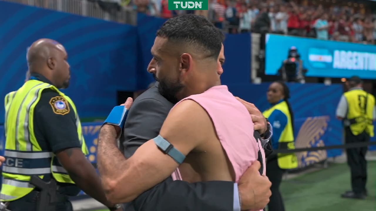 Conmovedor consuelo de Chicharito a Salah tras eliminación de Egipto