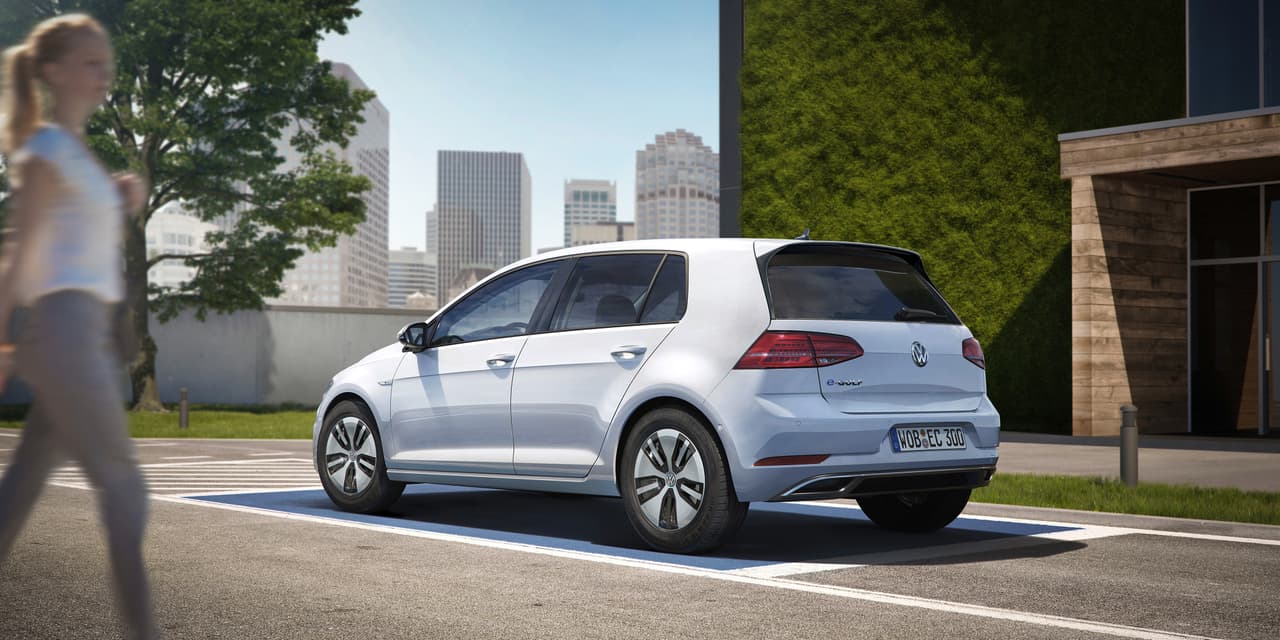 La batería del nuevo Volkswagen e-Golf 2017 se carga en menos de 6 horas con el cargador de 7.2kW estándar en los modelos SE y SEL Premium. Sin embargo cuando se le equipa con el cargador rápido puede cargar un 80% de su capacidad en una hora en una estación de carga rápida.