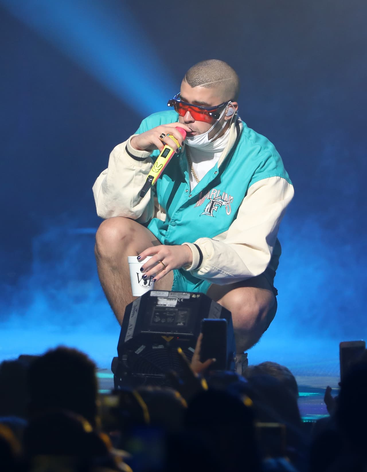 Supuestamente, Bad Bunny se integrará en el tercer tema, 'I like it like that'.
