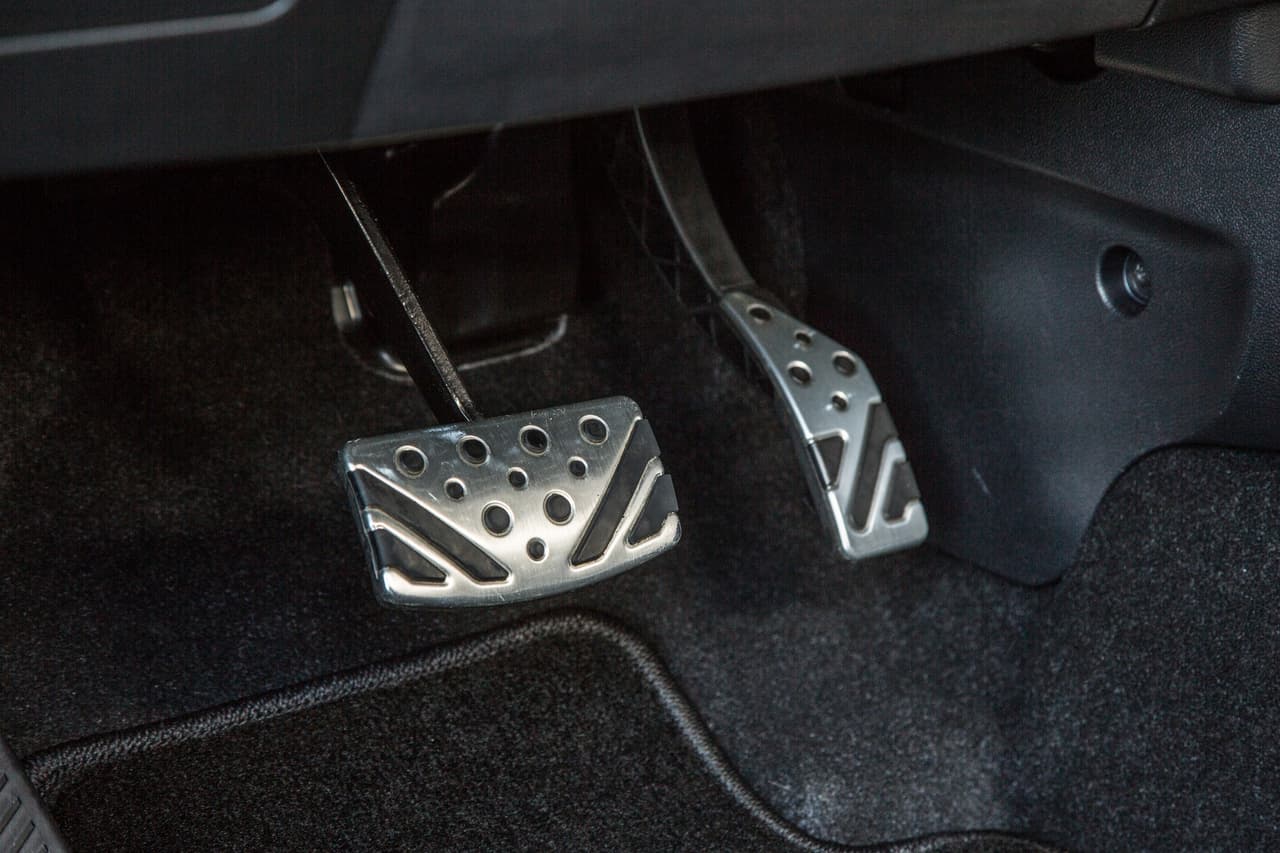 Los pedales también son especiales: en la Outlander Sport Limited Edition son de aluminio, como se puede ver aquí.