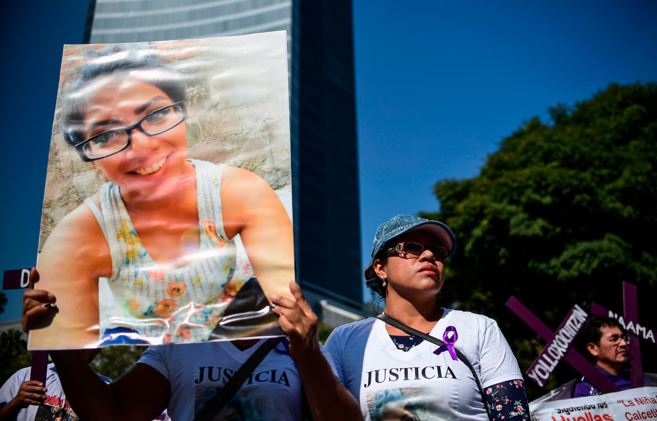 Una manifestante lleva una foto de una mujer víctima de violencia de género en la Ciudad de México.