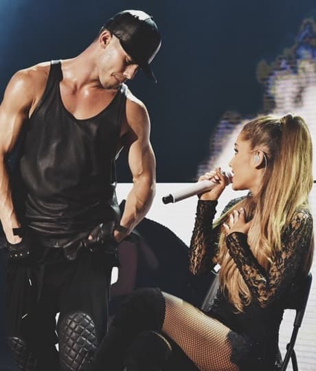 Y sobre el escenario ambos realizan números musicales súper hot.