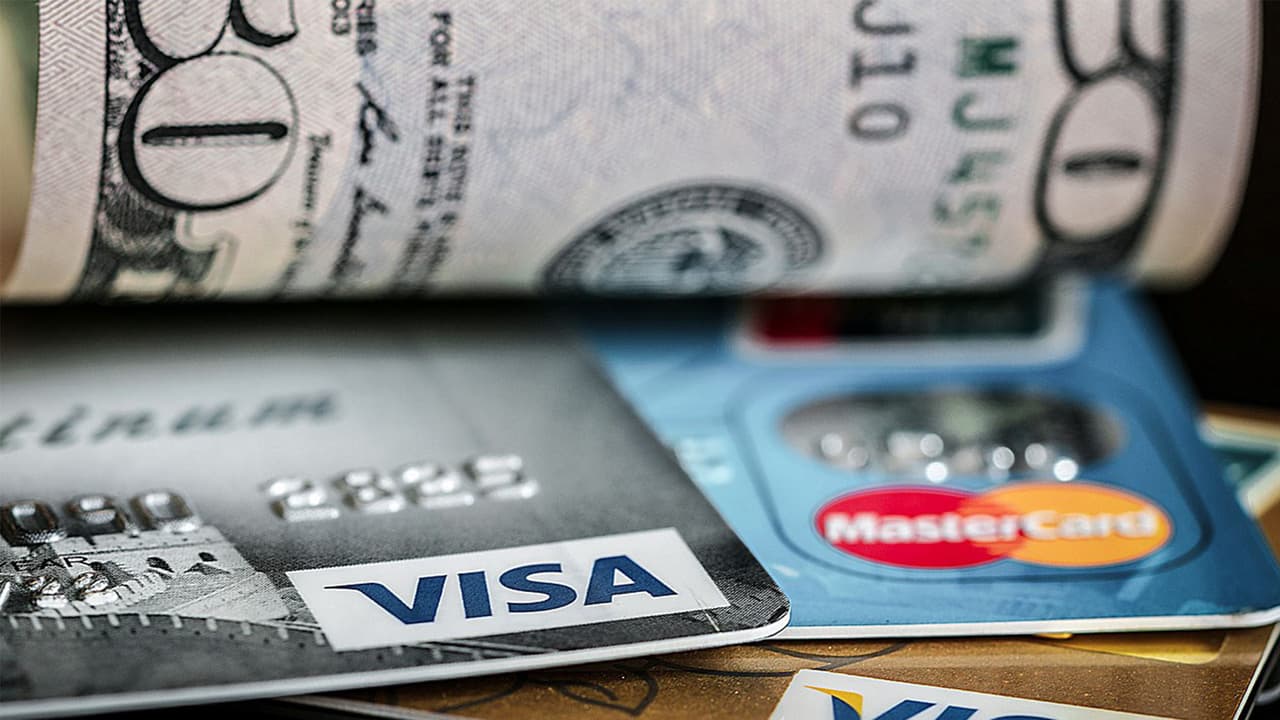 <b>Pagar las deudas cuanto antes</b>
<br>
<b>No contar con deudas</b> es una de las 
<b>mejores medidas</b> que se pueden tomar ante la posibilidad de los despidos. 
<br>Pagar tus deudas, en la medida de lo posible, hará que el dinero con el que puedas contar en caso de un despido lo puedas 
<b>destinar a cuestiones básicas</b>, como 
<b>alimento o vivienda</b>. 
<br>Si tienes cuentas pendientes corres peligro de atrasarte con los pagos, lo que solamente genera más deudas por las penalidades.