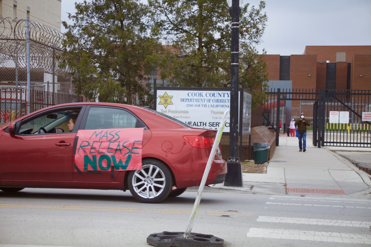 Los participantes practicaron el distanciamiento social permaneciendo en sus autos. La manifestación se llevó a cabo en el Centro de Detención Temporal Juvenil (JTDC), la sede de ICE en el Loop y la Cárcel del Condado Cook.