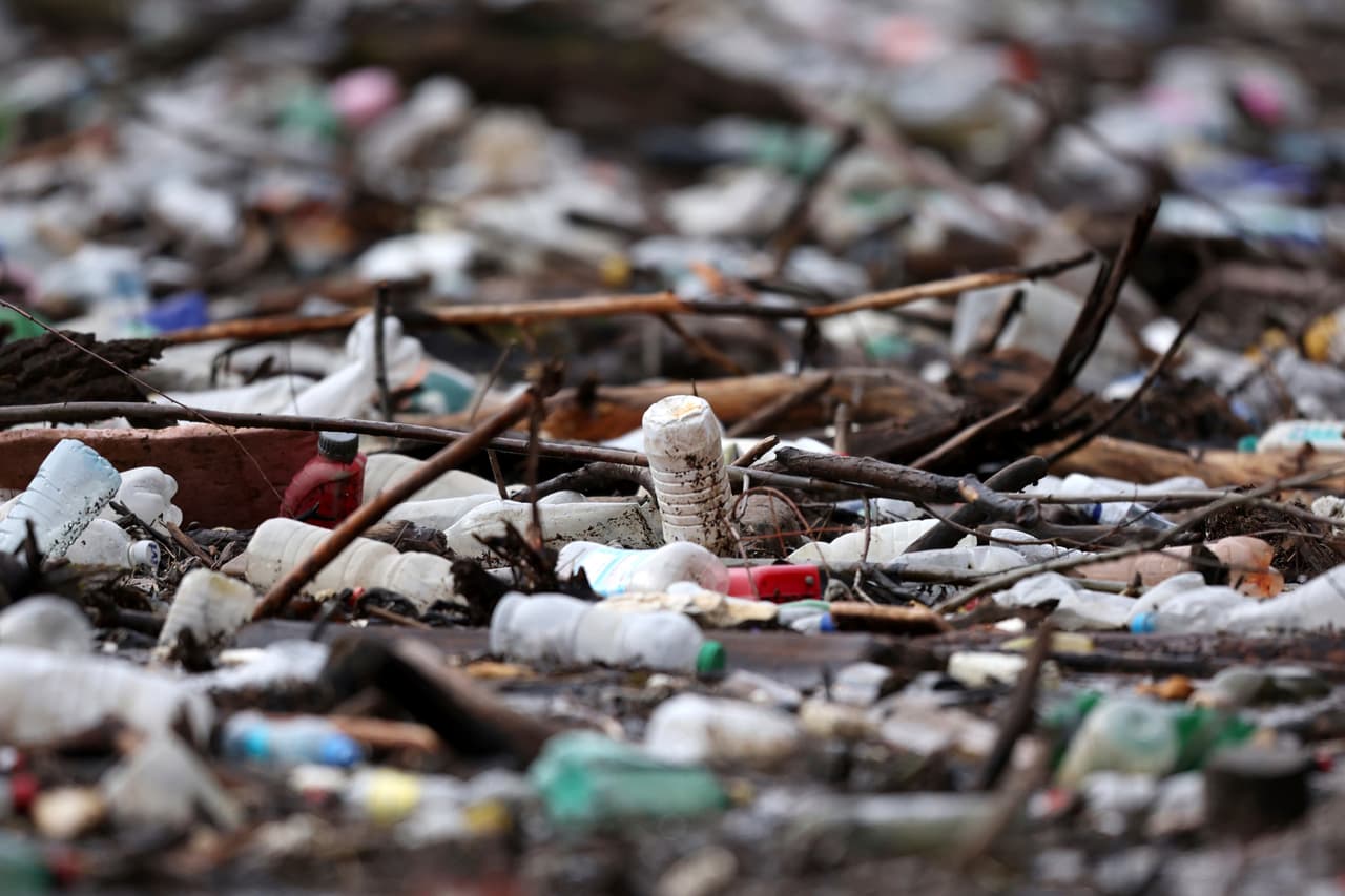 Botellas de plástico, barriles oxidados, llantas usadas, electrodomésticos, madera flotante y otra basura forman la marea marrón que se desplaza en el río Drina.