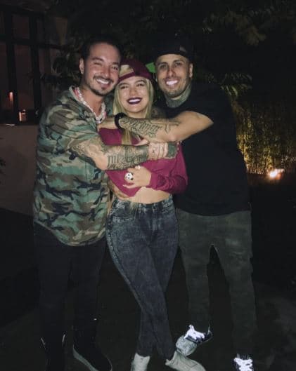 Tiene una amistad muy cercana con J Balvin y Nicky Jam, con quien cantó otro éxito musical "Amor de dos".