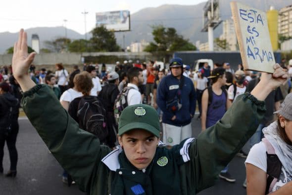 Un joven muestra sus manos limpias y asegura que son sus únicas armas en la jornada de protesta.