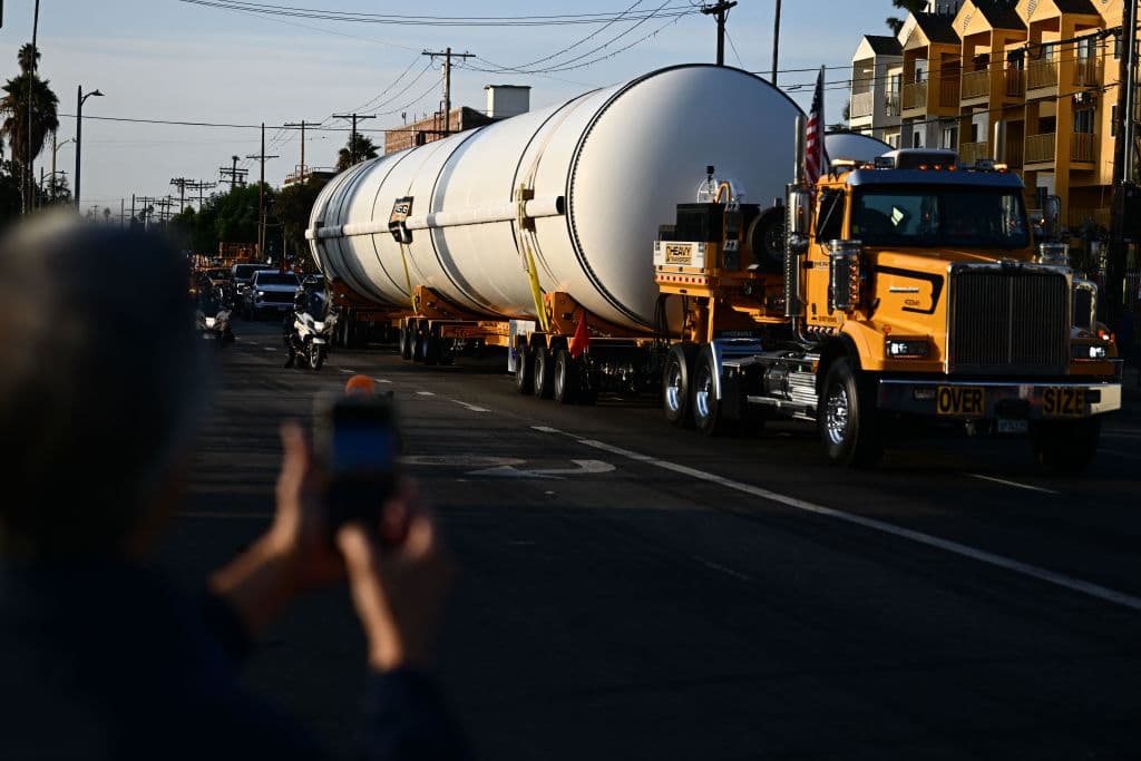 Contrario al transbordador, propiedad de NASA y donado al Centro de Ciencias de California, estos motores pertenecían a la corporación Northrop Grumman. De igual forma, fueron donados.