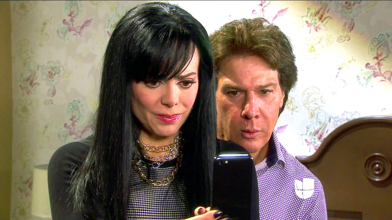 ¡Qué noticia! Santino te mandó una foto de los posibles padres de tu hija.