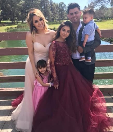 Rosie Rivera posó junto a sus grandes amores: sus hijas Kassey, Samantha Chay, el pequeño Elías y su pareja, Abel Flores.