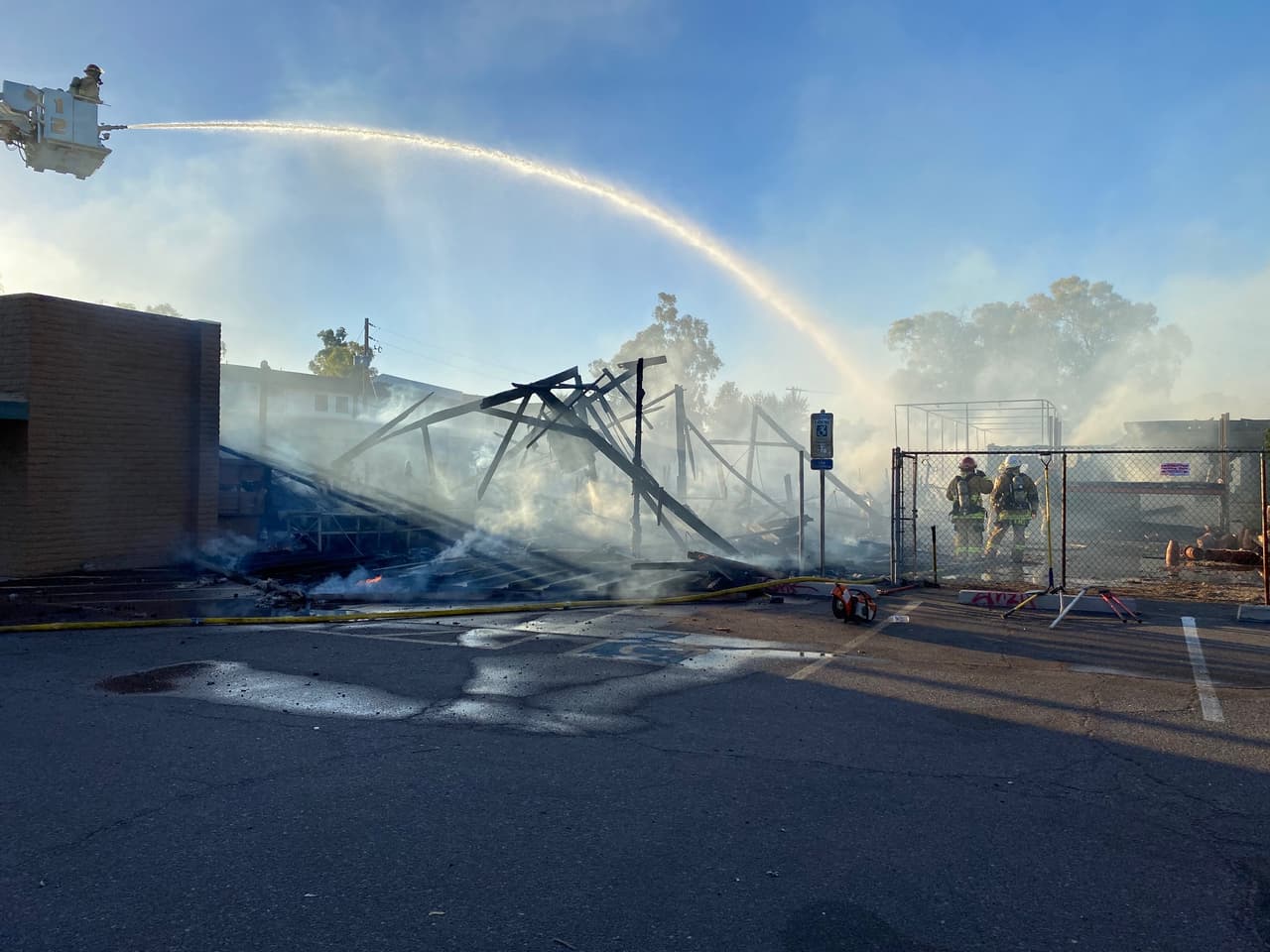 Los hechos ocurrieron el sábado por la tarde, varias tripulaciones de bomberos al llegar vieron que el establecimiento estaba envuelto en llamas.
<br>