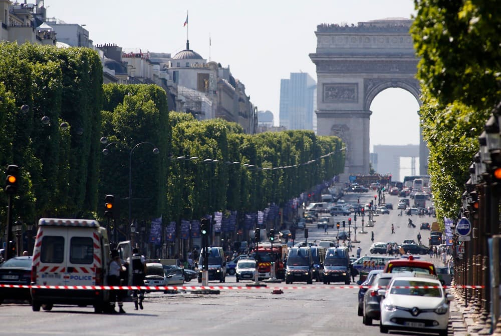 "Tentativa de atentado": un vehículo embiste una furgoneta de la policía en París