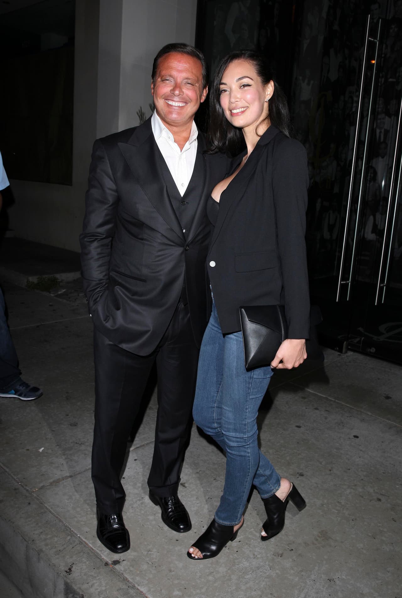 Luis Miguel fue captado con una nueva mujer saliendo de una cena en Los Ángeles el 23 de mayo. El cantante tomó de la mano a su acompañante, la abrazó por la cintura y le abrió la puerta de su Rolls Royce como todo un caballero antes de partir del restaurante Catch.