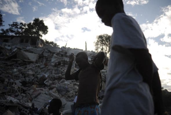 Los haitianos habían acudido masivamente a la sede del gobierno nacional en busca de apoyo moral e inspiración de autoridad. Pensaban que quizás el presidente Rene Preval saldría a hablar con ellos Ansiaban la aparición de un líder, con un plan, con un anuncio de asistencia económica y humanitaria.