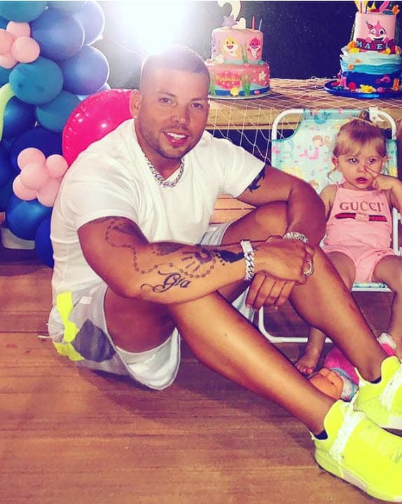 Saavedra tiene 38 años, es padre de tres niñas y es dueño de su propio sello discográfico.
<br>