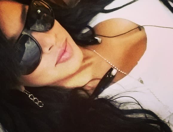 Dichas fotografías molestaron muchísimo a la cantante y a su familia, quienes se dijeron dolidos por la forma en la que trataron de manchar el nombre del productor.