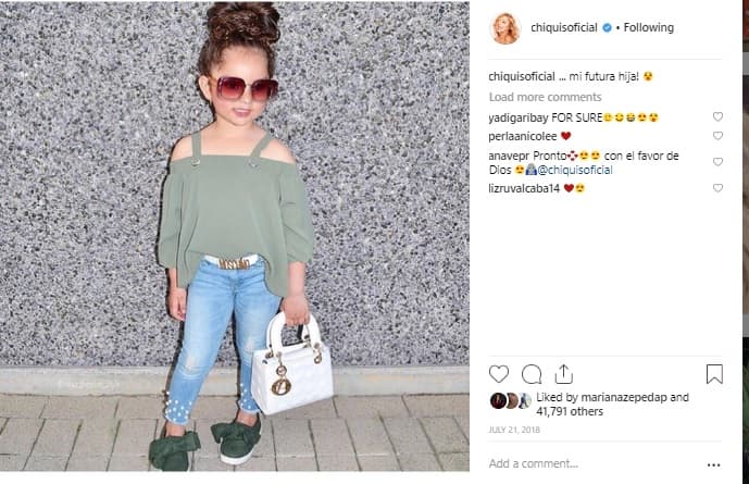 Fue la misma Chiquis quien en abril de 2018 compartió esta fotografía de una niña vestida muy fashion con la leyenda: "Mi futura hija".