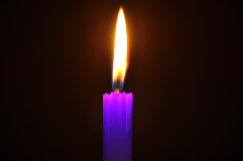 Comencemos con la noción de que una vela morada nos ayuda para abrir caminos en nuestra vida, para eliminar los obstáculos y bloqueos que se nos presentan en el trayecto. O sea, esas indecisiones y 'nubes' mentales que nos provocan preocupaciones y agobio.