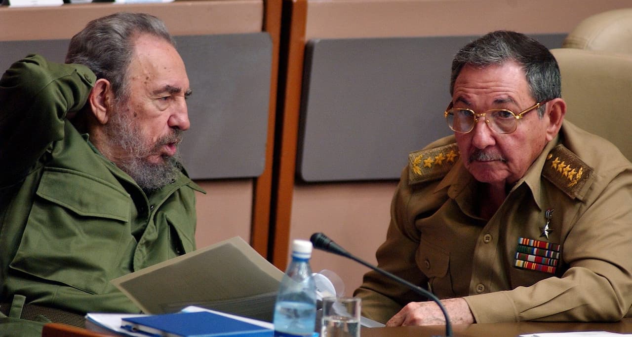 Una amnistía general liberó a 
<b><a href="https://www.univision.com/temas/fidel-castro">Fidel Castro</a>, </b>su hermano 
<b><a href="https://www.univision.com/temas/raul-castro">Raúl</a></b> y otros revolucionarios cubanos del presidio que cumplían por haber asaltado un cuartel militar. Una vez en libertad, los dos hermanos y otros compañeros partieron a México en 1955. Allí permanecieron dos años organizando a un grupo de hombres con los que partió a Cuba en 1957, a bordo del yate Granma.