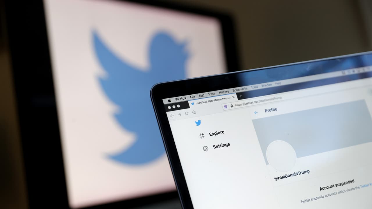 <b>En video: Las drásticas medidas que han tomado las redes sociales contra Trump y algunos de sus exfuncionarios</b>
<br>Twitter suspendió permanentemente la cuenta con 88 millones de seguidores del saliente presidente, Donald Trump, por "riesgo de incitación a la violencia". La empresa también cerró las cuentas del exasesor de Seguridad Nacional, Michael Flynn, y la de la exabogada del equipo legal del mandatario, Sidney Powell. Por su parte, Google limitó el acceso a una plataforma considerada por muchos como de extrema derecha. Mientras que YouTube clausuró el perfil del exasesor de Trump Steve Bannon. 
<b><a href="https://www.univision.com/noticias/elecciones-en-eeuu-2020/trump-ataque-nuclear">Más información aquí</a></b>.