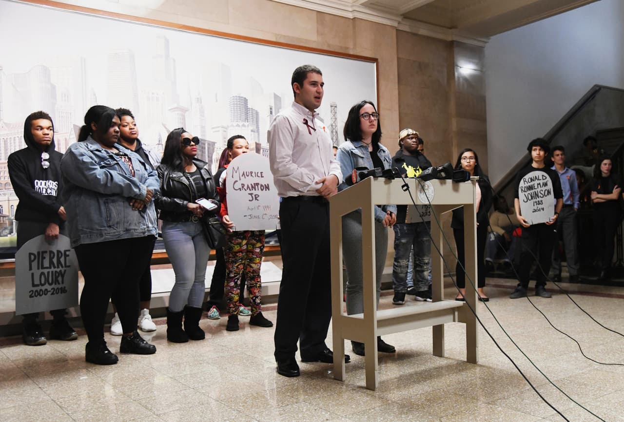 Alex Wind y Sofie Whitney, estudiantes de Marjory Stoneman Douglas High School en Florida, hablan en una conferencia de prensa en la Alcaldía de Chicago.