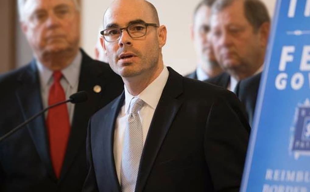 Dennis Bonnen: El representante de Angleton se negó a seguir discutiendo las más de 100 enmiendas propuestas por los representantes demócratas y pidió que fueran registradas como “fallidas”.
