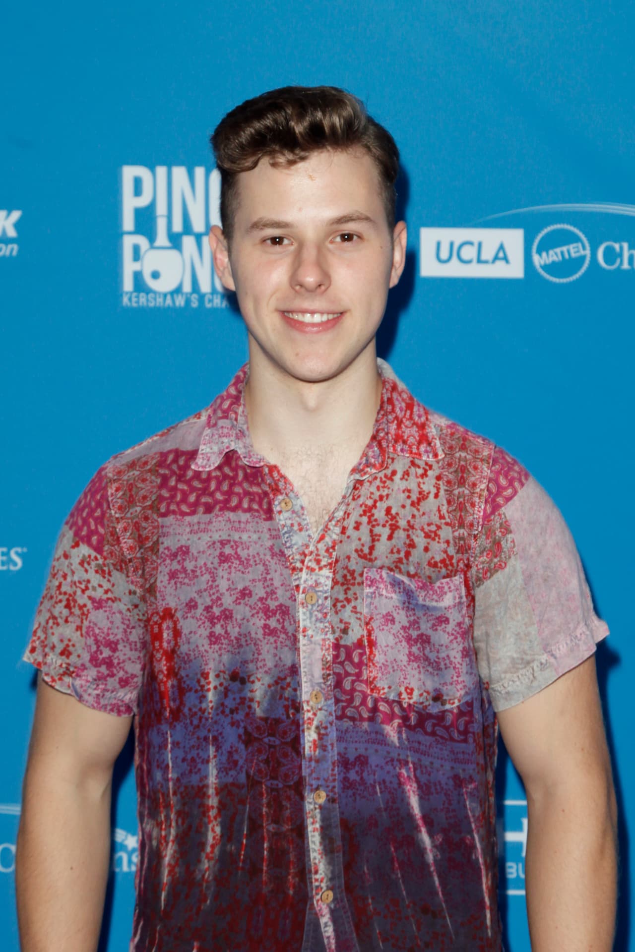 En una de las fotos que se publicaron con Gould, el actor describió cómo canalizó las emociones negativas que sintió cuando era adolescente.