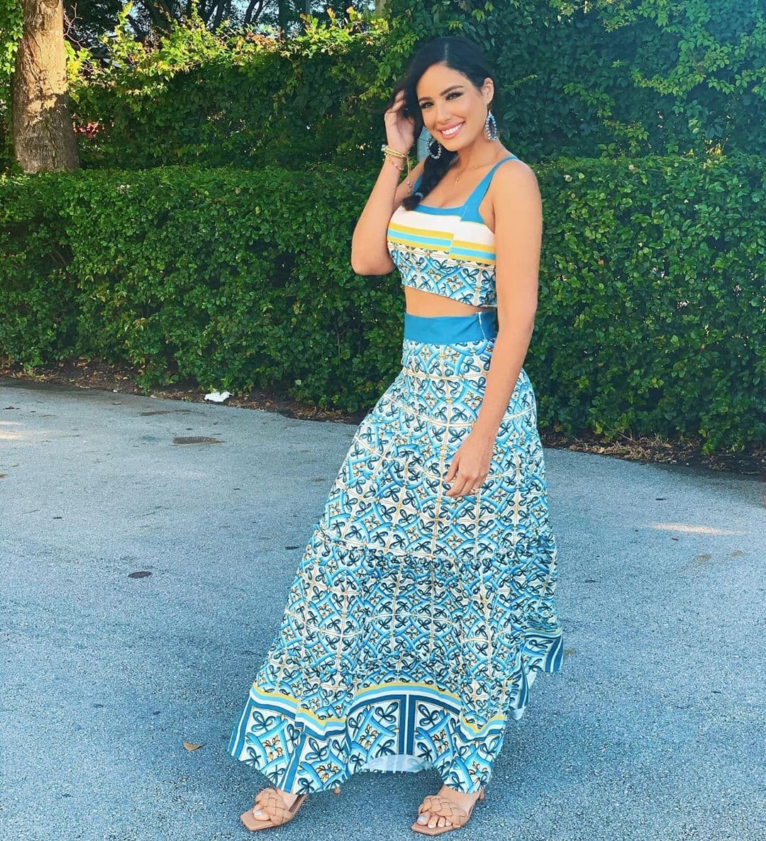 Aleyda Ortiz usó un conjunto del estilo 'boho chic' y en tono azul, nombrado por la institución Pantone como el color del año 2020.