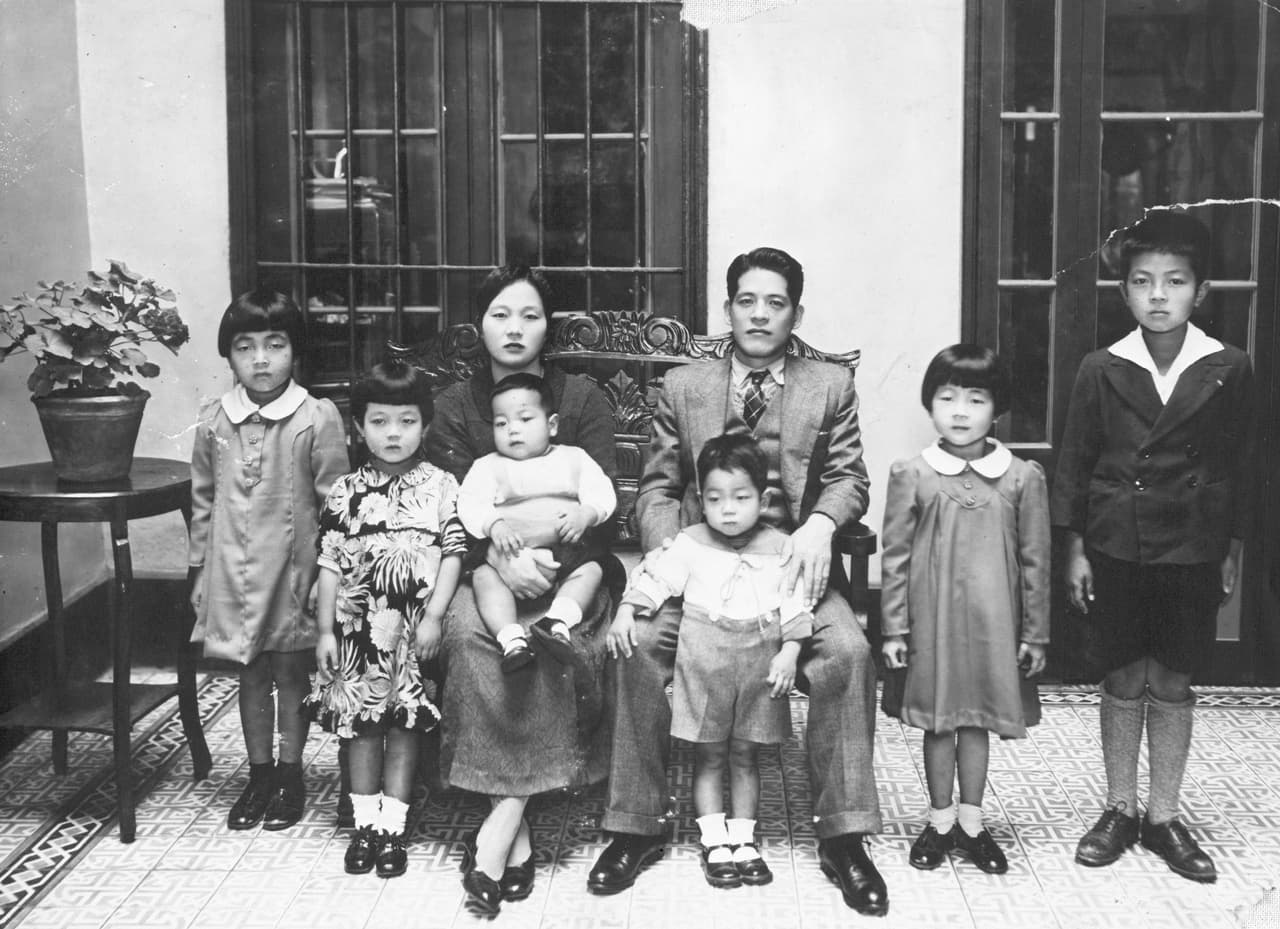 La familia Shibayama llegó desde Japón a Perú en busca de un futuro mejor a inicios del siglo XX. En Lima, Art nació un 6 de junio de 1930. En la foto, Art está de pie a la derecha.