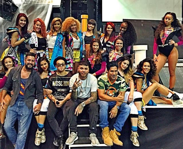 Chino y Nacho también llegaron al ensayo de Premios Juventud, en donde hicieron una foto de grupo, por supuesto, Farruko en primera fila.