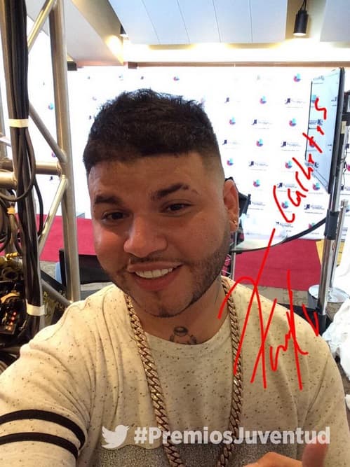 Otro que tiene una locura incontenible es Farruko, quien practicó un poco tomándose sus primeras selfies en la alfombra.