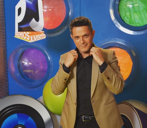 Otro que se volvió loco posando para las cámaras de Premios Juventud fue Alejandro Sanz.