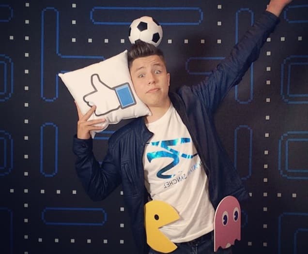 Y Jonatan Sanchez muere de ganas por subir al escenario, ahora más que nunca quiere tomarse su mejor selfie.