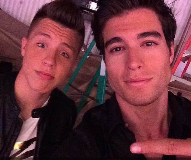 Luego puso su carita de galán confundido para tomarse una selfie con Danilo Carrera.