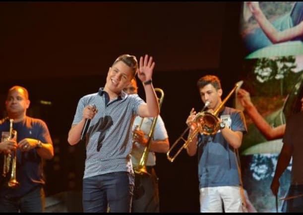 Durante el ensayo estuvo tan emocionado que hasta compartió en sus redes sociales esta foto diciendo hola.