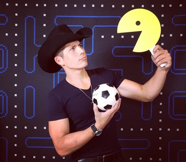 Otro 'loquito' por la fiesta de Premios Juventu es Fernando Corona, que estuvo a punto de ser devorado por 'Pac-Man'.