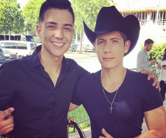 Luego se encontró con Luis Coronel, con quien se tomó esta selfie en una especie de duelo de rostros.