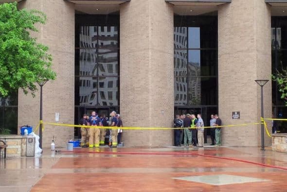 El Departamento de Policía de Austin informó que trasladó a sus equipos de bombas para inspeccionar un paquete sospechoso en la calle Lavaca.